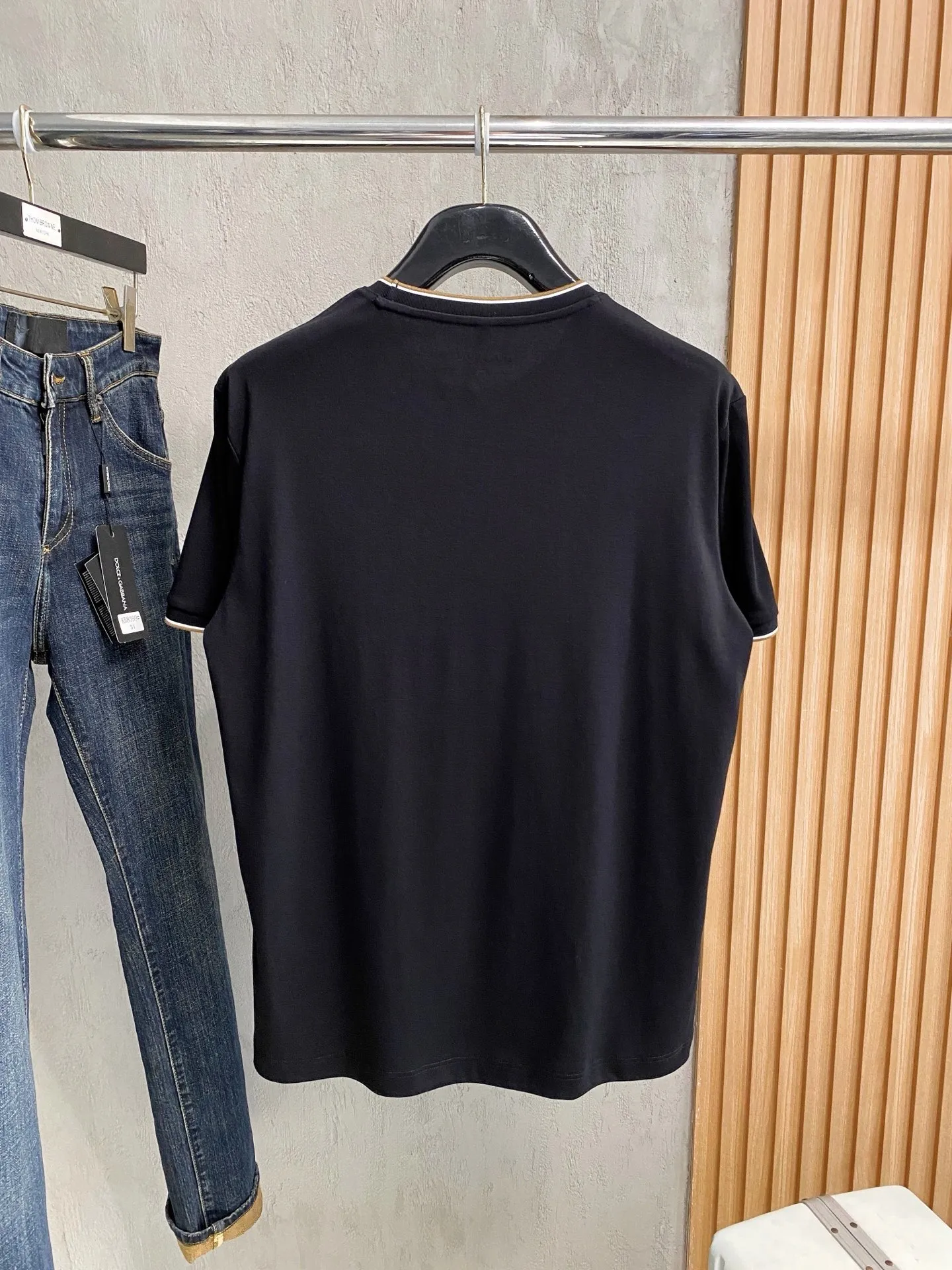 , DG 2026 New Arrival mercerized cotton men's casual bottoming short-sleeved T-shirt! Premium customized high version Fashionable Versatile Hot Sale Loose version Original imported mercerized cotton fabric Threaded cuffs. Collar hem Super soft and delicate feel Skin-friendly and comfortable to wear Premium boutique. Avant-garde style, charming and comfortable, great upper body A must-have item for men Complete with three standards Size: M-4XL